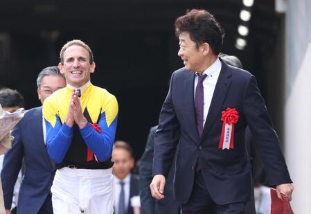 　カムニャックでフローラＳを勝利し喜ぶシュタルケ。右は友道調教師