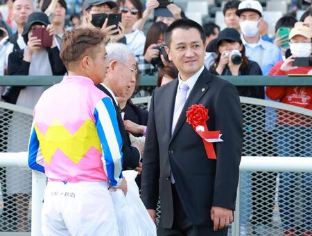 　同日に通算１００勝と重賞勝利を果たした和田勇介師（右）＝撮影・石湯恒介