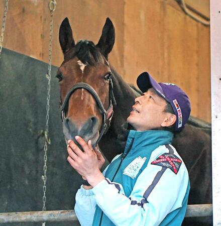 東京競馬場に到着し松崎圭介助手と馬房でリラックスするリバティアイランド＝東京競馬場（撮影・三好信也）