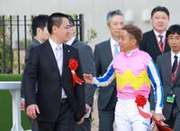 　同日に通算１００勝と重賞勝利を果たした和田勇介師（左）＝撮影・石湯恒介