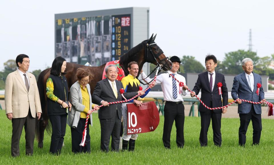 　フローラＳを勝利したカムニャックとシュタルケ（左から５人目）。左から７人目は友道調教師