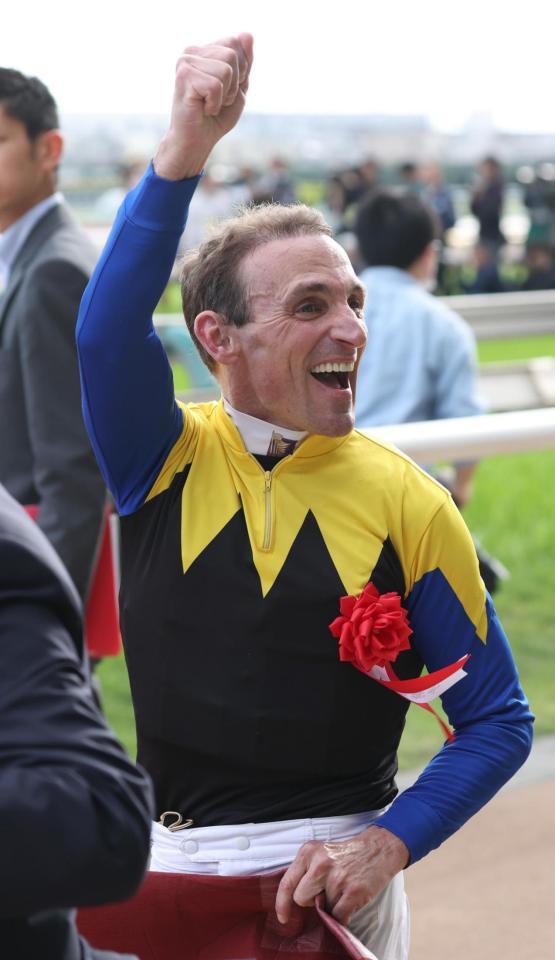 　カムニャックでフローラＳを勝利し、ファンの声援にガッツポーズでこたえるシュタルケ騎手