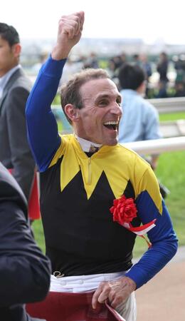 　ファンの声援にガッツポーズで応えるシュタルケ