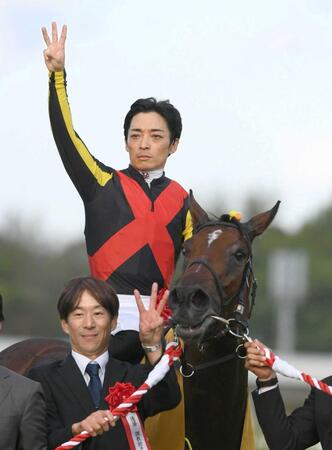 　秋華賞を制し、３のポーズをみせる川田将雅とリバティアイランド＝２０２３年１０月