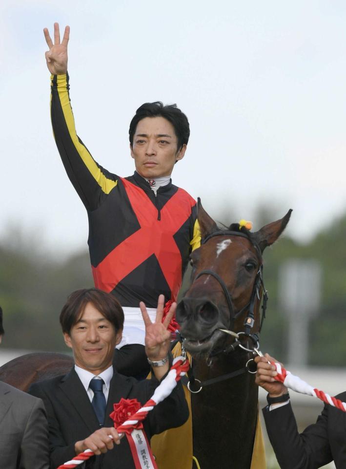 　秋華賞を制し、３のポーズをみせる川田将雅とリバティアイランド＝２０２３年１０月１５日