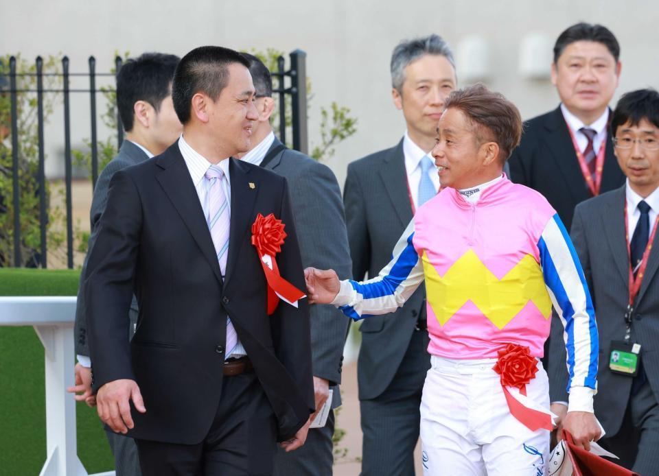 　同日に通算１００勝と重賞勝利を果たした和田勇介師（左）