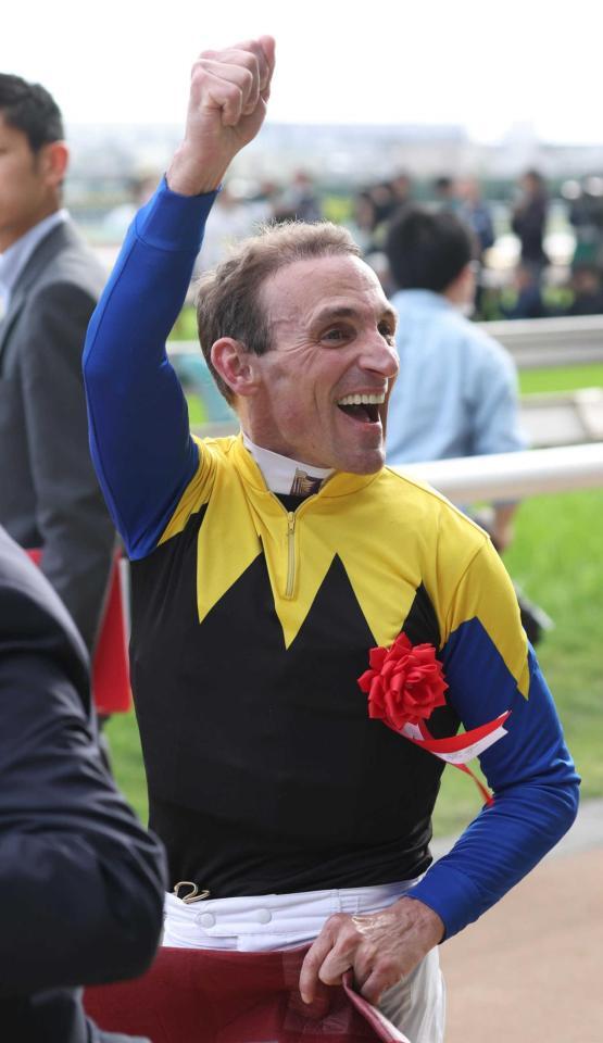 　ファンの声援にガッツポーズで応えるシュタルケ