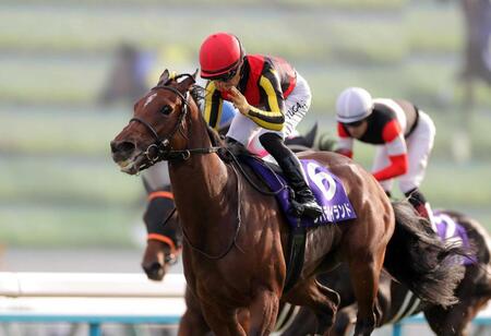 　リバティアイランドで秋華賞を制し、鞍上で喜ぶ川田＝２０２３年１０月