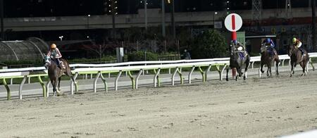 　直線で抜け出すナチュラルライズ（左）＝撮影・持木克友