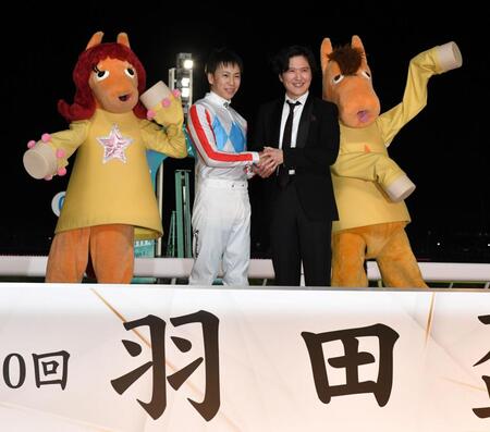 　笑顔で握手を交わす羽田盃を制した横山武（左）と清塚信也氏（撮影・持木克友）