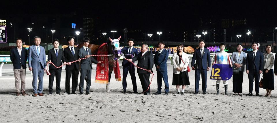 　羽田盃を制したナチュラルライズと横山武（撮影・持木克友）