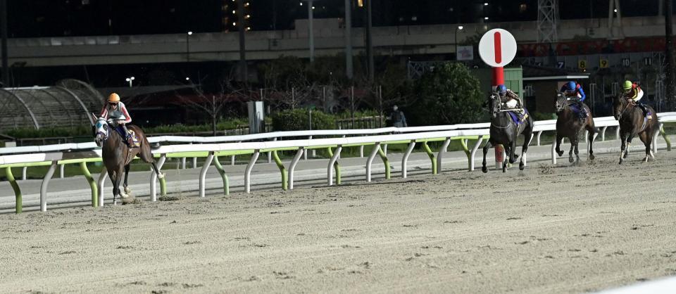 　直線で抜け出すナチュラルライズ（左）＝撮影・持木克友