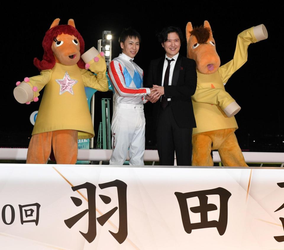 　笑顔で握手を交わす羽田盃を制した横山武（左）と清塚信也氏（撮影・持木克友）