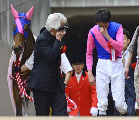 　メイショウマンボでオークスを制し涙する武幸四郎（右）と松本好雄オーナー＝２０１３年５月