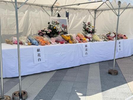 　京都競馬場に設けられた献花台