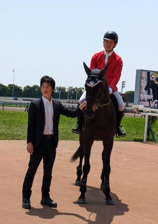 再会を果たしたディープボンドと谷口助手