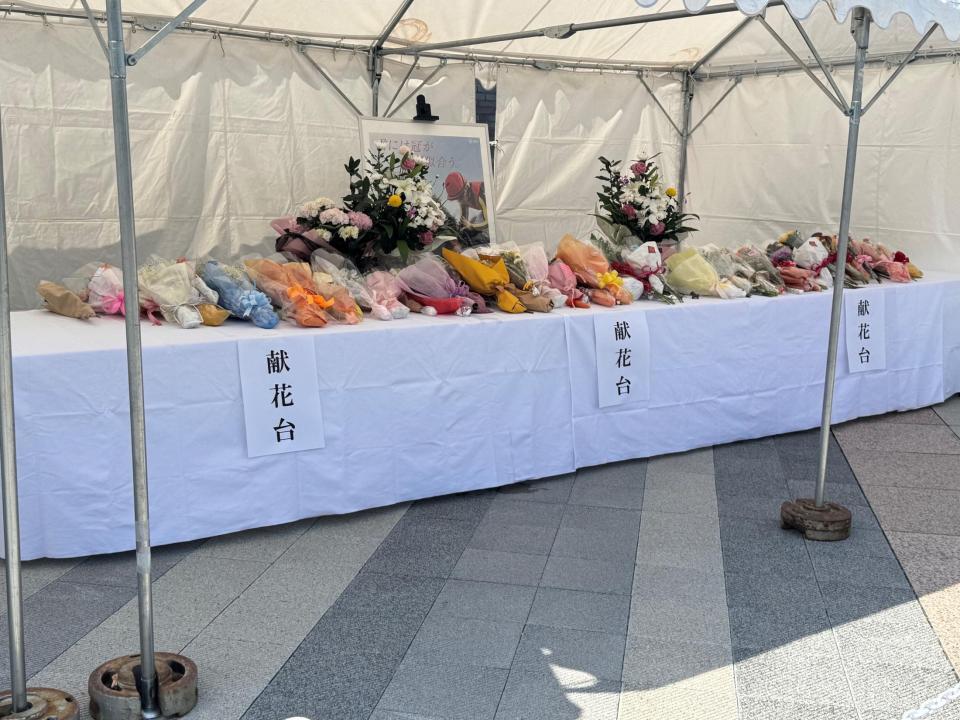 　京都競馬場に設けられた献花台