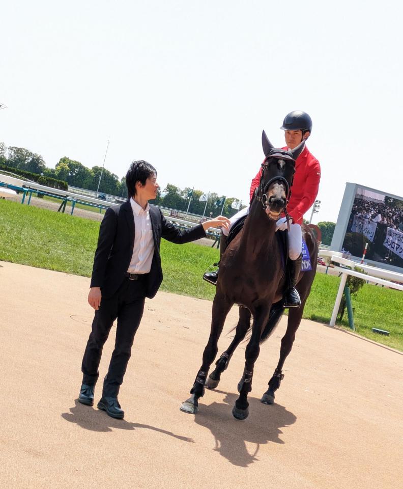 再会を果たしたディープボンドと谷口助手