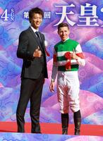 　プレゼンターを務めた竹内涼真（左）とレーン（撮影・石湯恒介）