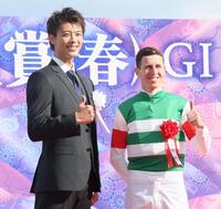 　プレゼンターを務めた竹内涼真（左）とポーズを決めるレーン（撮影・石井剣太郎）