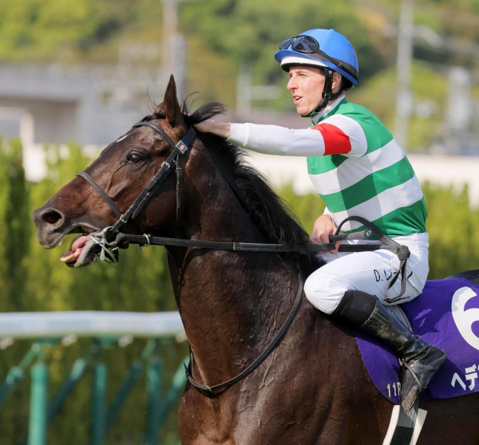 　天皇賞・春を制し、ヘデントールをねぎらうレーン