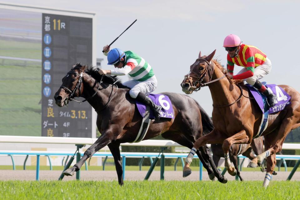 　天皇賞・春を制したヘデントール（左）。右は２着のビザンチンドリーム