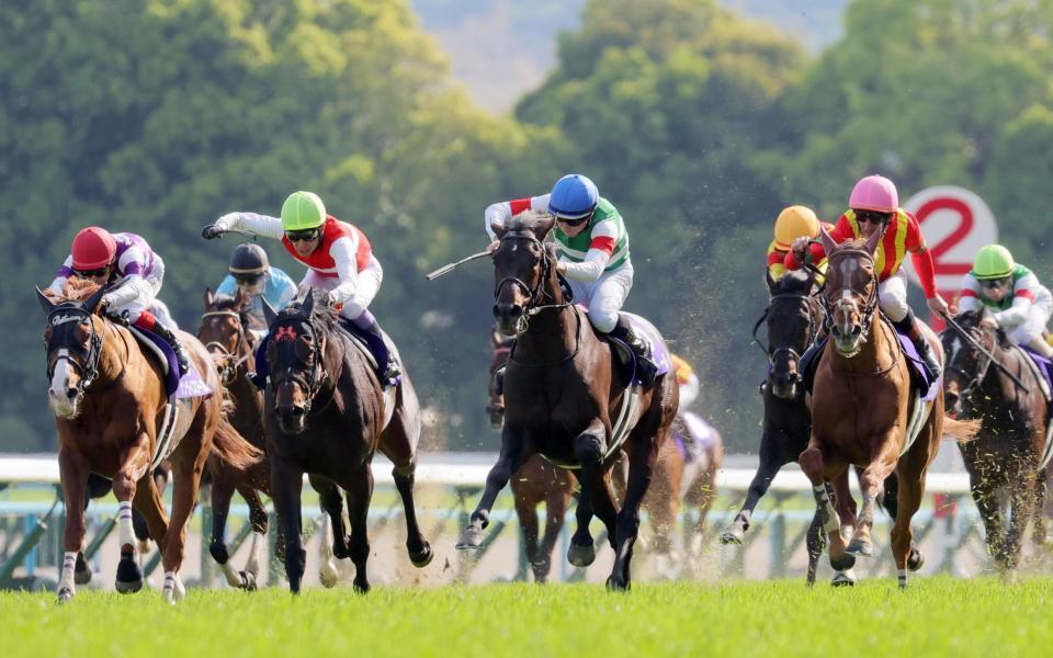 　天皇賞・春を制したヘデントー（中央）。右は２着のビザンチンドリーム