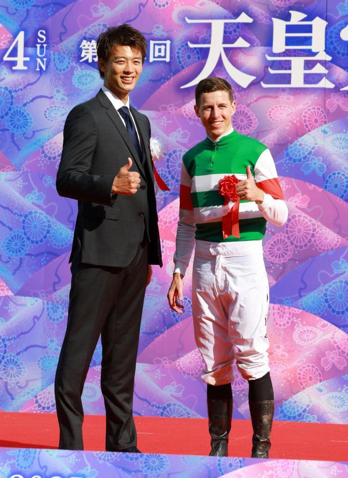 　プレゼンターを務めた竹内涼真（左）とレーン（撮影・石湯恒介）