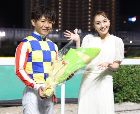 　プレゼンターで登壇し川須を祝福する百田夏菜子