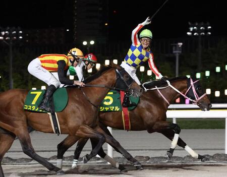 　かしわ記念を制し、ガッツポーズする川須（右）