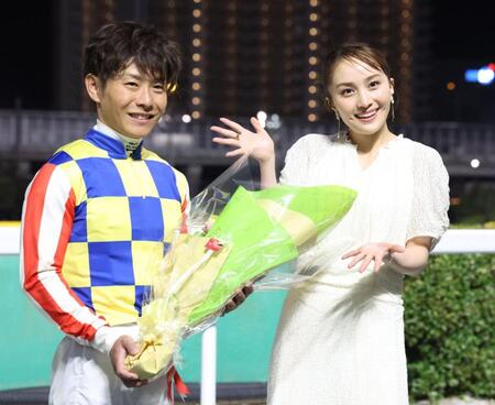 　川須（左）を祝福する百田夏菜子