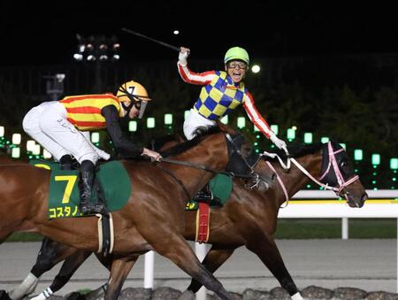 　かしわ記念を制し、ガッツポーズする川須（右）