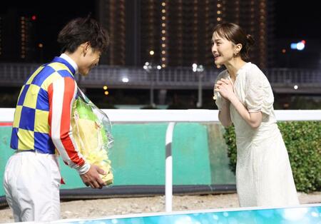 　プレゼンターで登壇し川須を祝福する百田夏菜子