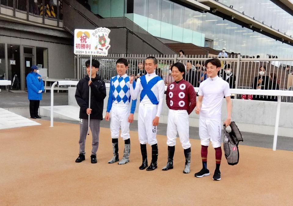 　待望の初勝利を飾った椿聡太騎手（中央）