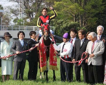 　皐月賞を制したアンライバルド＝２００９年４月１９日