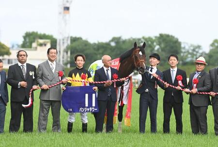 　口取り写真に収まるパンジャタワーと関係者ら（撮影・園田高夫）