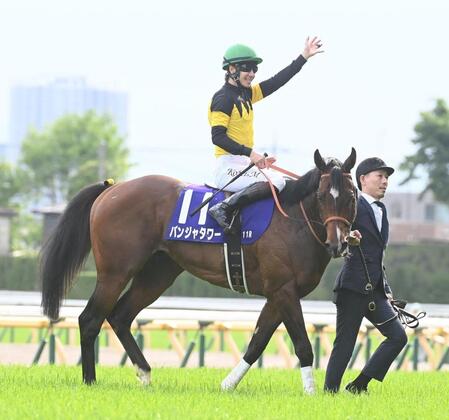 　パンジャタワーの馬上でファンに手を振る松山弘平騎手（撮影・園田高夫）