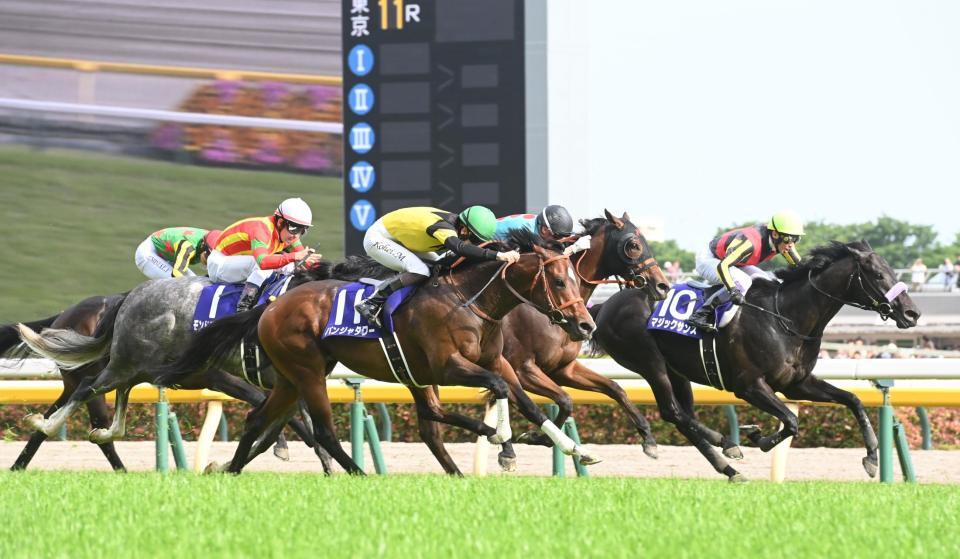 　ＮＨＫマイルＣを勝利したパンジャタワー（左手前）＝撮影・園田高夫