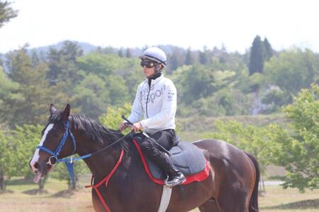 　２歳馬マイバレンタインの調教に騎乗した武豊