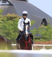 　２歳馬マイバレンタインの調教に騎乗した武豊