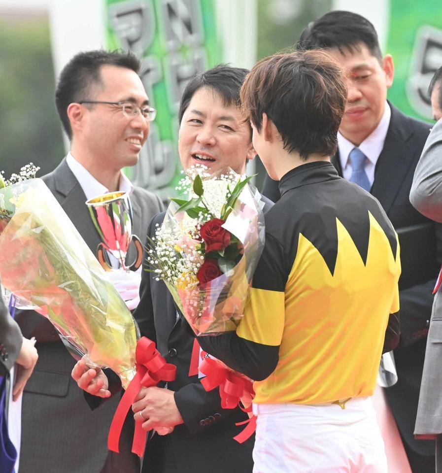 　表彰式を終え松山と談笑する橋口師（中央）