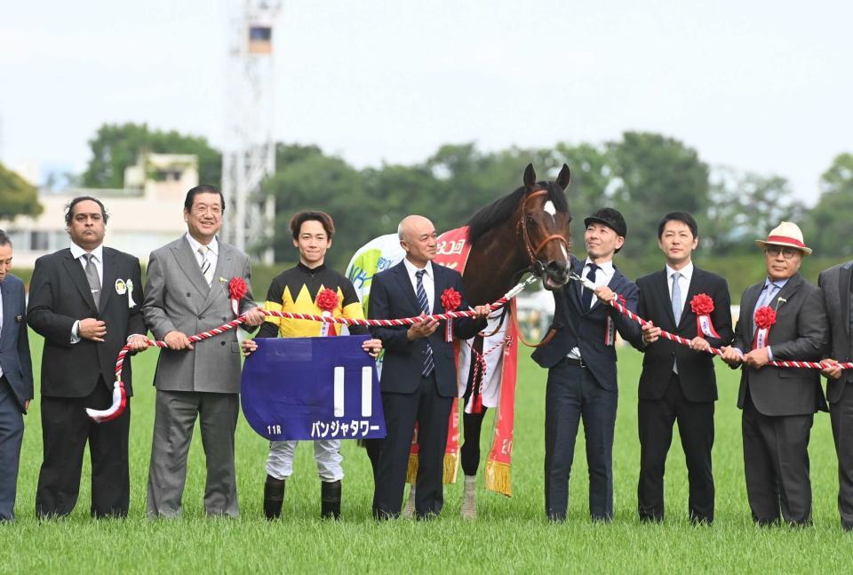 　口取り写真に納まるパンジャタワーと関係者ら