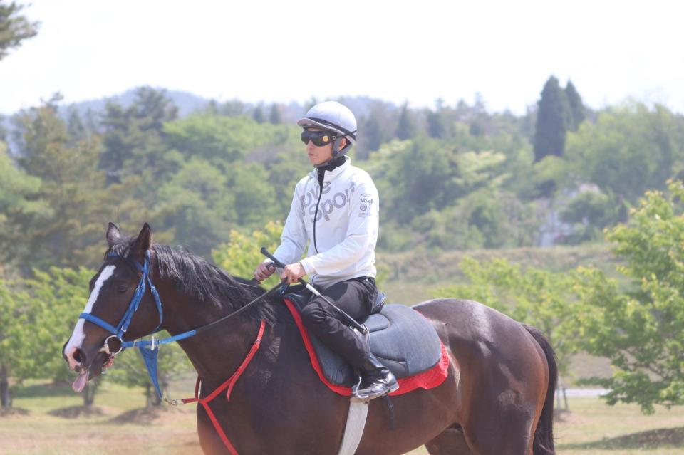 　２歳馬マイバレンタインの調教に騎乗した武豊