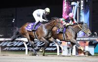 　エンプレス杯を制したテンカジョウと松山（右）