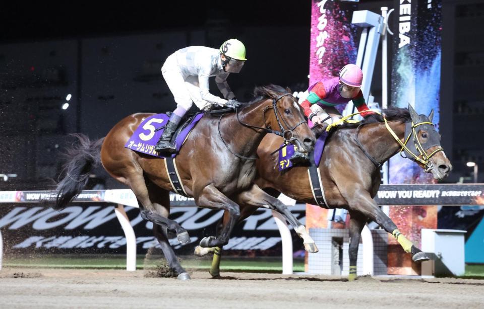 　エンプレス杯を制したテンカジョウと松山（右）