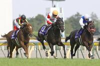 　ＮＨＫマイルＣを制したダノンシャンティ（中央）＝２０１０年