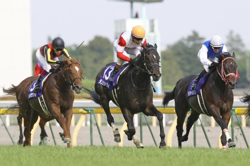 　ＮＨＫマイルＣを制したダノンシャンティ（中央）＝２０１０年