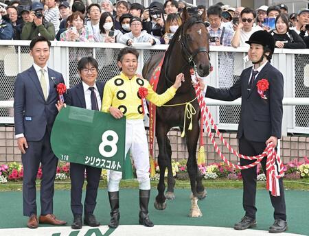 　重賞初Ｖに笑顔がはじける田中勝師（左から２人目）と古川吉（同３人目）