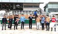 　愛馬メズマライズの初陣Ｖに駆けつけた前川清オーナー（左から５人目）＝撮影・村上英明