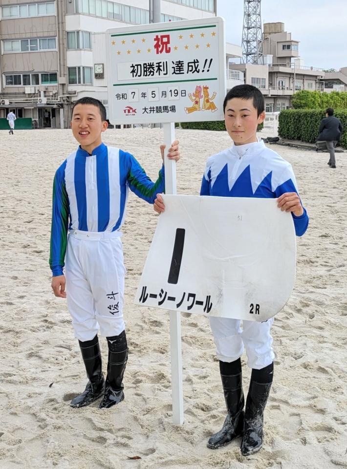 　デビュー４０戦目で待望の初勝利を挙げた杉山海（左は同期の小野俊）＝撮影・村上英明